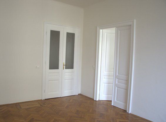 Heller, frisch gestrichener Innenraum mit wohngesunder Wandfarbe